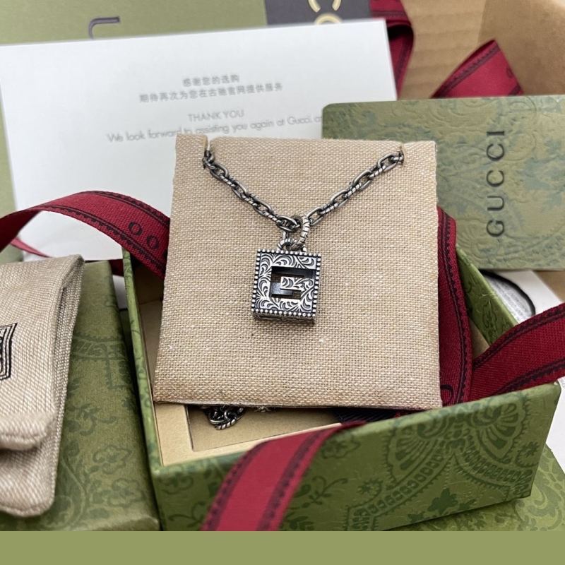 G*u*i necklaces